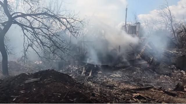 Суцільне згарище і кількаметрові вирви: як виглядає обстріляне бойовиками Зайцеве Суцільне згарище і кількаметрові вирви: як виглядає обстріляне бойовиками Зайцеве