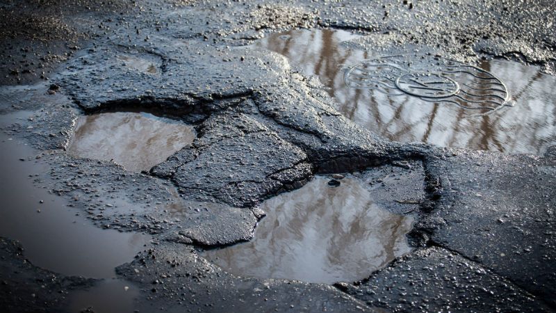 Железная логика: в России объяснили, почему не ремонтируют дороги Железная логика: в России объяснили, почему не ремонтируют дороги