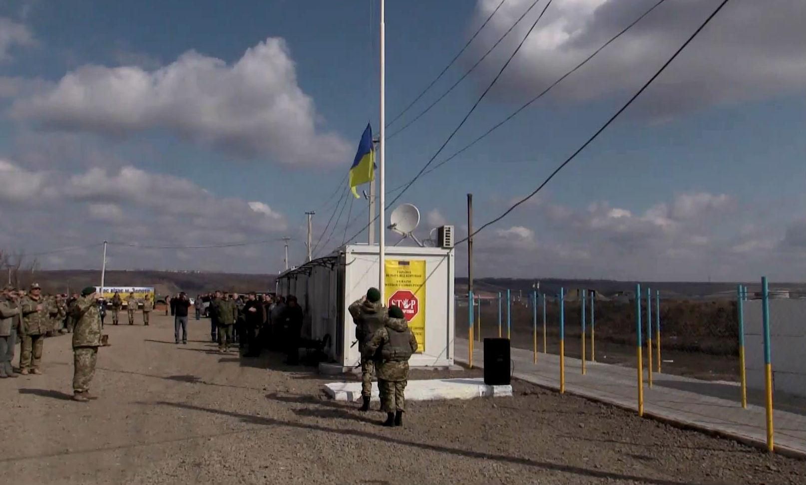 Один день жизни пропускного пункта: как луганчане не могут попасть домой Один день жизни пропускного пункта: как луганчане не могут попасть домой