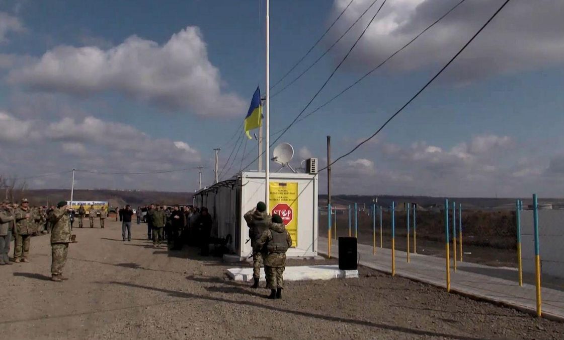 Один день жизни пропускного пункта: как луганчане не могут попасть домой Один день жизни пропускного пункта: как луганчане не могут попасть домой