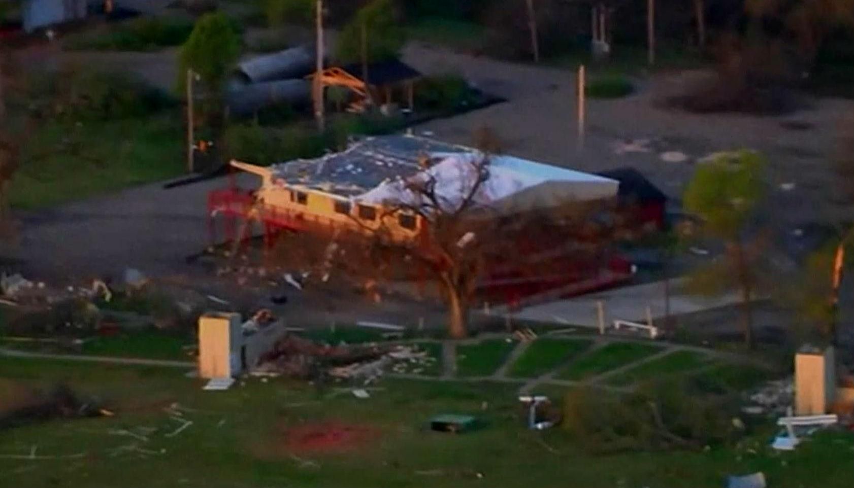 Одразу декілька смертоносних торнадо накрили США Одразу декілька смертоносних торнадо накрили США