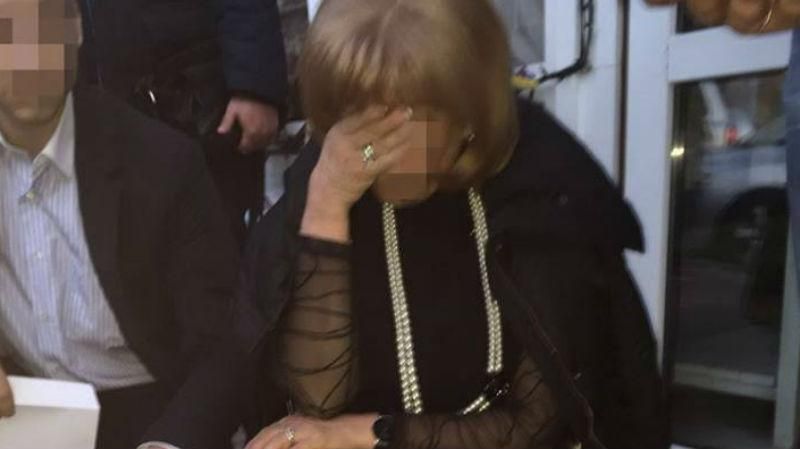 Серійну хабарницю-декана затримали на Одещині Серійну хабарницю-декана затримали на Одещині