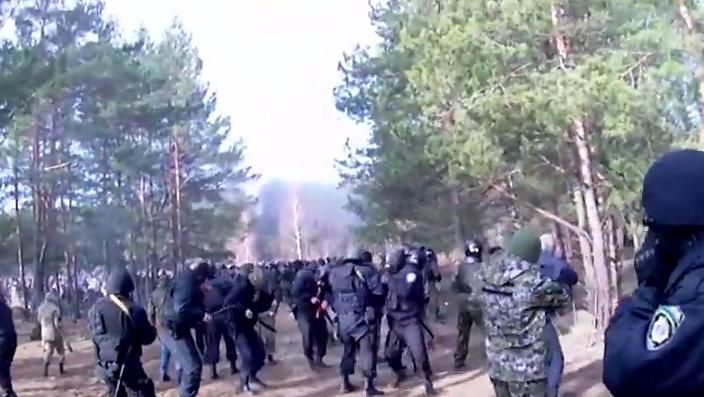 Стрельба и ругань: появилось видео столкновения копателей янтаря и полиции Стрельба и ругань: появилось видео столкновения копателей янтаря и полиции