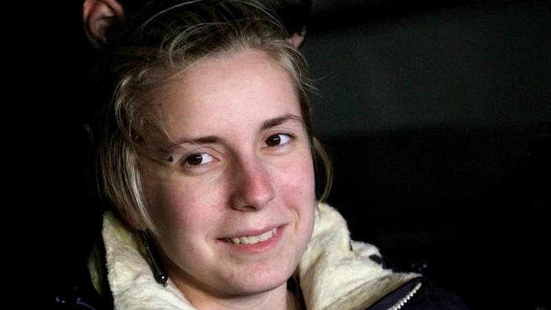 Героїчна волонтерка Яна Зінкевич повернулась додому: з літака вийшла власними ногами