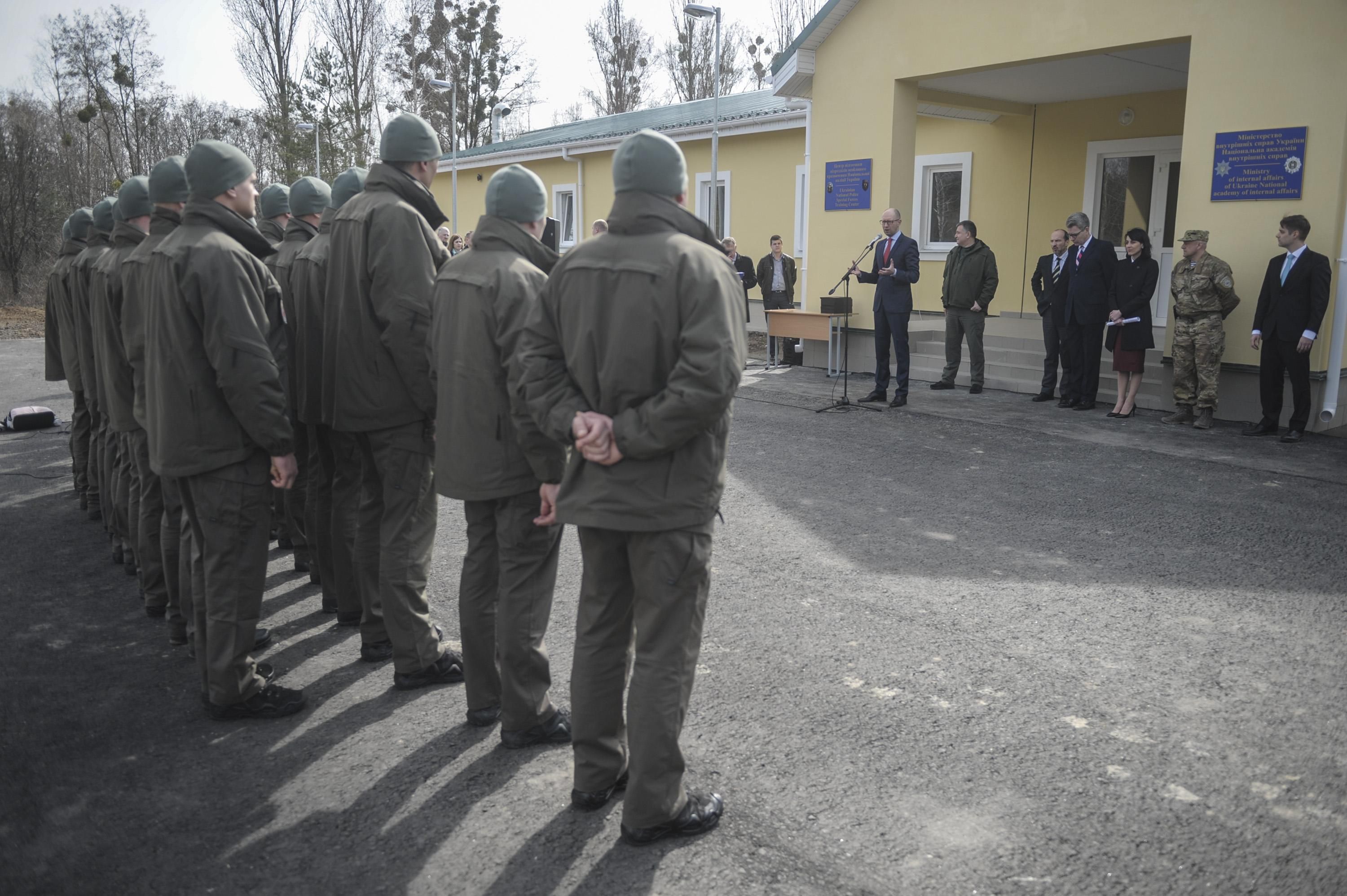 Яценюк взяв участь у церемонії вручення сертифікатів інструкторам спецпідрозділу КОРД