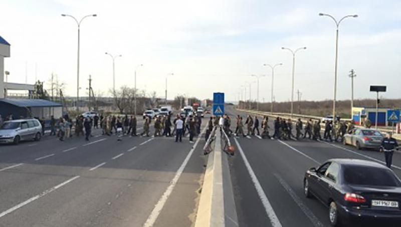 Активісти перекрили трасу "Одеса — Київ"