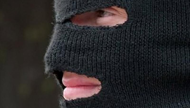 Збройне пограбування у Києві: двоє у масках на вулиці підстрелили чоловіка