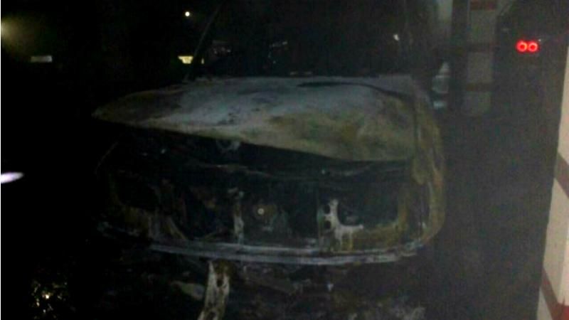 Автомобиль полностью сгорел на парковке в Одессе: появились фото Автомобиль полностью сгорел на парковке в Одессе: появились фото