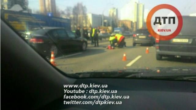 Пьяный пешеход упал сразу под два автомобиля Пьяный пешеход упал сразу под два автомобиля