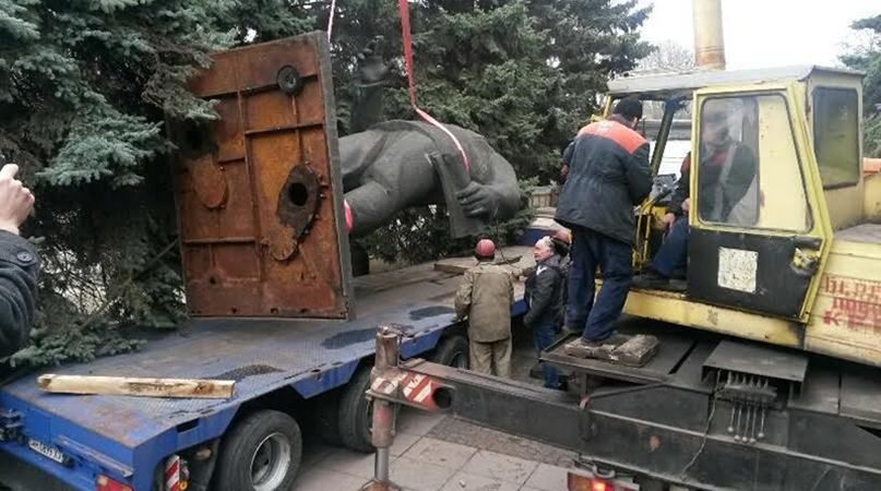 В Мариуполе демонтировали коммунистический памятник