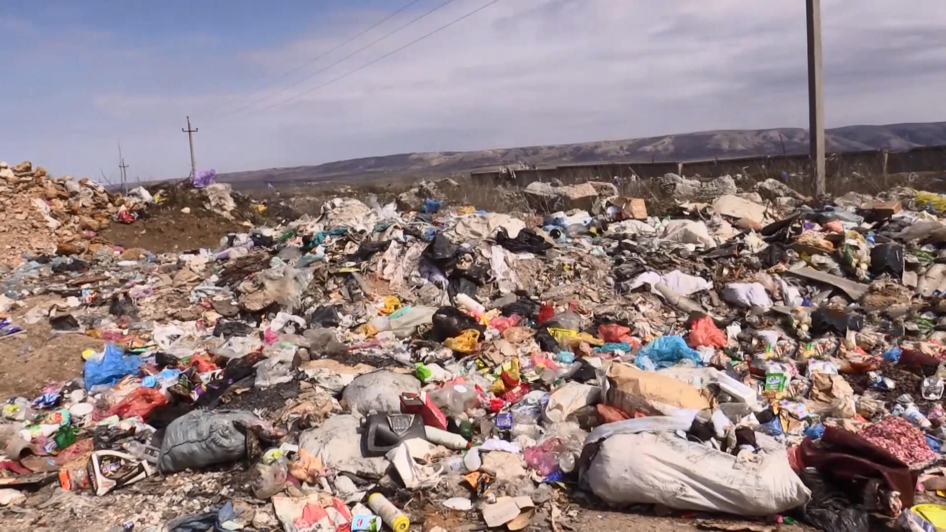 Как крымская власть превратила заповедник в огромный мусорник Как крымская власть превратила заповедник в огромный мусорник