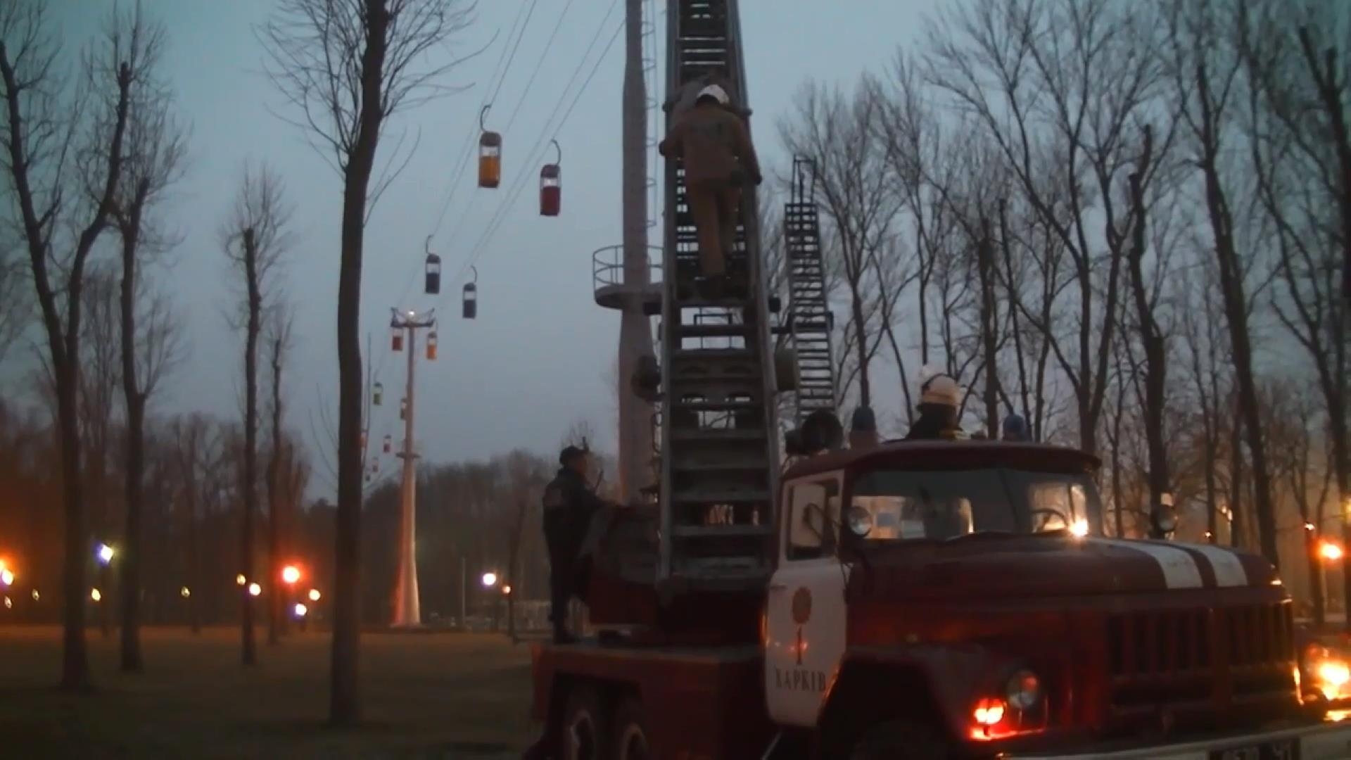 12 человек оказались в воздушном плену кабинок канатной дороги