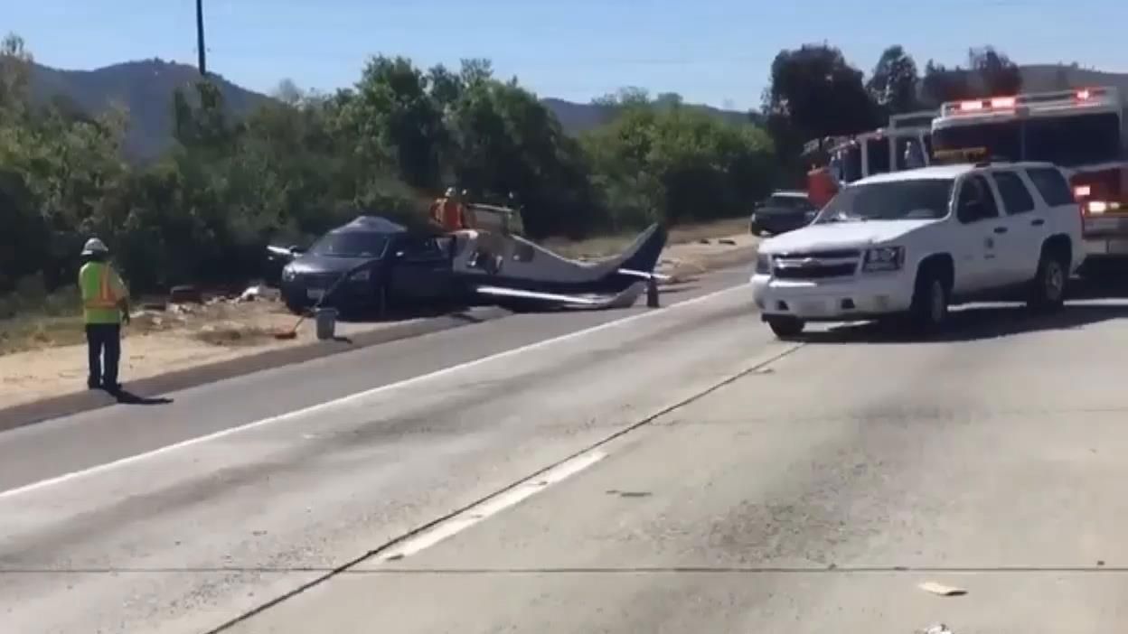 У США літак врізався у машину: є загиблий У США літак врізався у машину: є загиблий