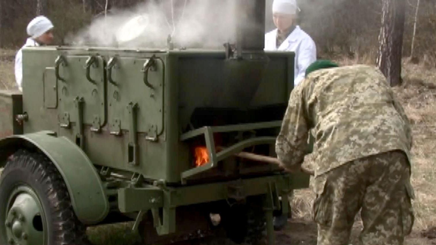 Курсанти показали тонкощі куховарення у польових умовах Курсанти показали тонкощі куховарення у польових умовах