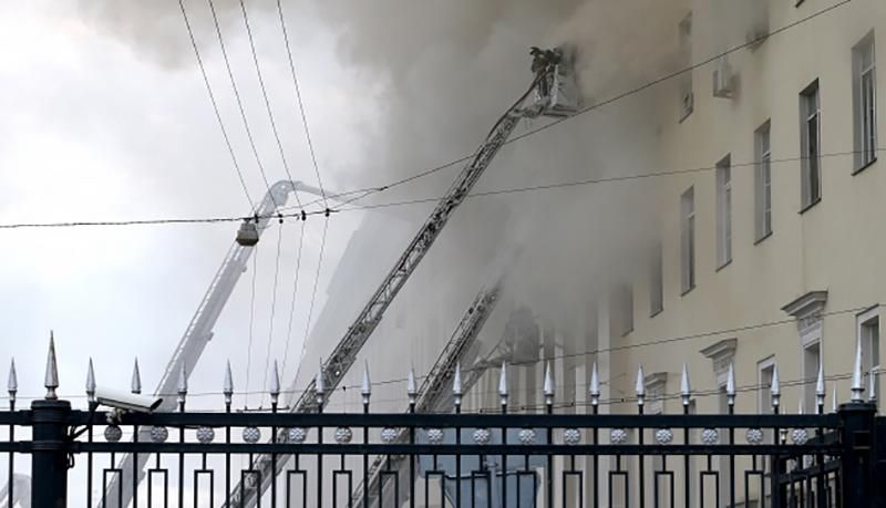 У палаючому Міністерстві оборони Росії обвалили частину перекриття У палаючому Міністерстві оборони Росії обвалили частину перекриття