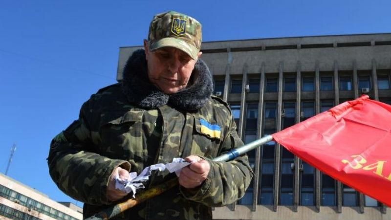 Активисты "Правого сектора" демонстративно порвали портреты Порошенко