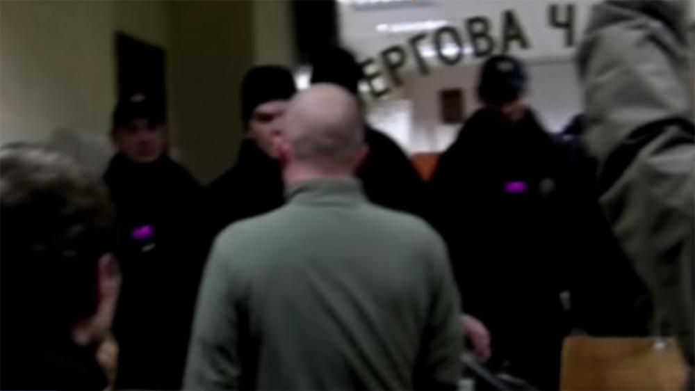 У Києві два десятки осіб штурмували районне управління поліції У Києві два десятки осіб штурмували районне управління поліції