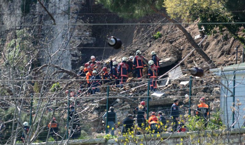 Трагедия в Турции: в историческом районе на людей обрушилась стена