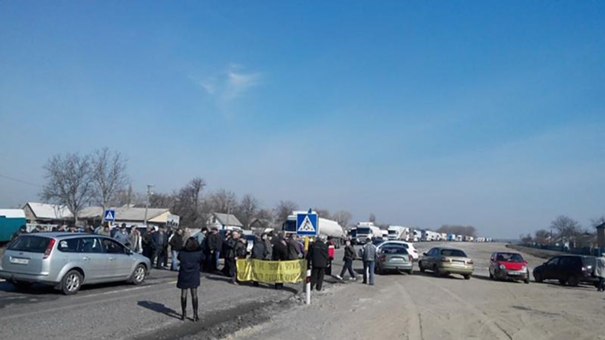 Движение на трассе Харьков-Полтава-Киев парализовали активисты Движение на трассе Харьков-Полтава-Киев парализовали активисты