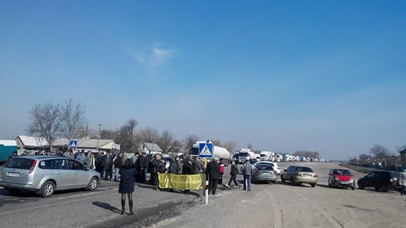 Движение на трассе Харьков-Полтава-Киев парализовали активисты
