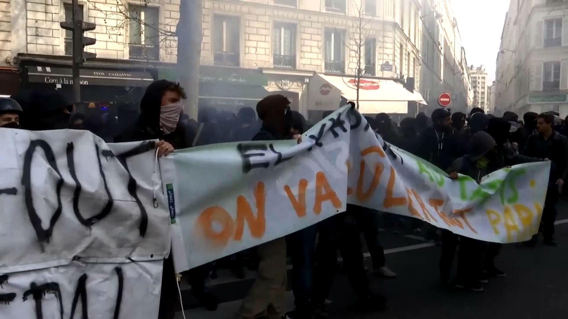 Паризькі студенти відповіли фаєрами і камінням трудовій реформі Паризькі студенти відповіли фаєрами і камінням трудовій реформі