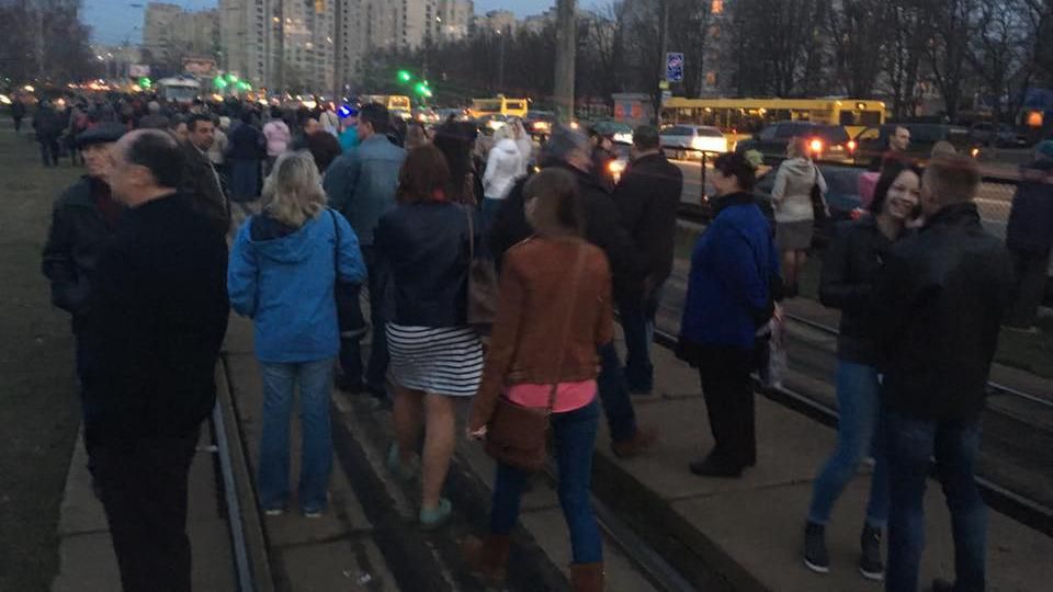 В Киеве несколько сотен местных жителей перекрыли трамвайные пути и дорогу