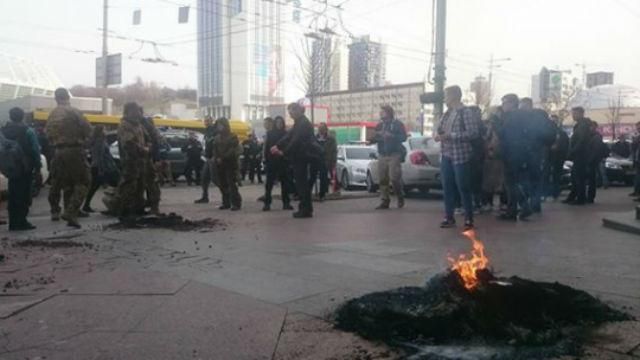 Бійці "Айдару" запалили шини біля офісу Шуфрича