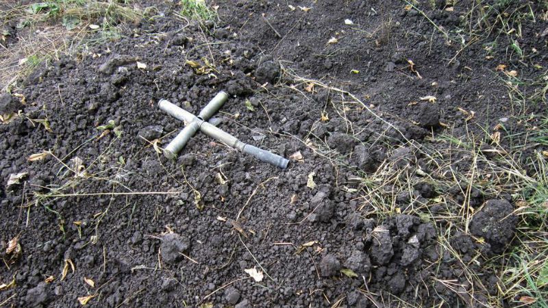 На Донбасі виявили поховання з тілами невідомих солдатів