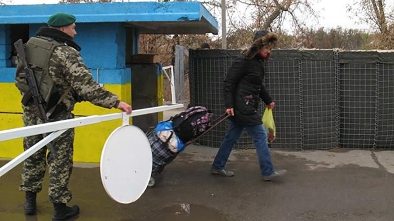 Пункт пропуска в Станице Луганской обстреляли боевики, — Тука