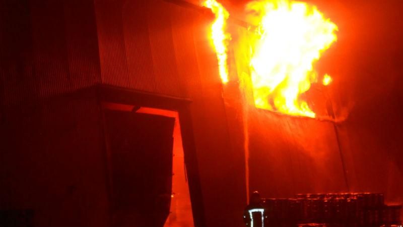 Серйозна пожежа на Київщині. Горіло місцеве підприємство Серйозна пожежа на Київщині. Горіло місцеве підприємство