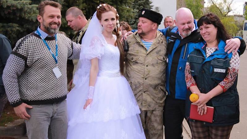 Спостерігачі, які відвідали весілля бойовиків, більше не працюють у місії, — ОБСЄ Спостерігачі, які відвідали весілля бойовиків, більше не працюють у місії, — ОБСЄ