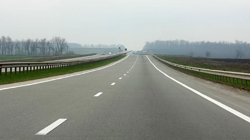 На Черкащині посеред траси обстріляли й обікрали людей На Черкащині посеред траси обстріляли й обікрали людей