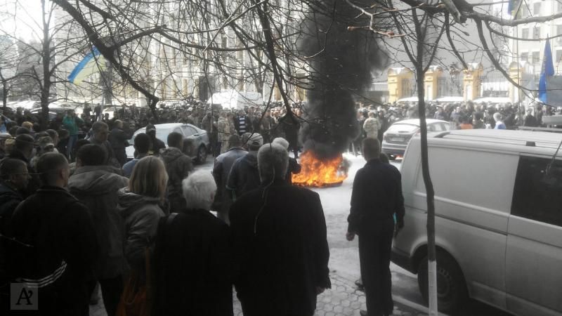 На Банковій підпалили шини: з’явилися фото і відео