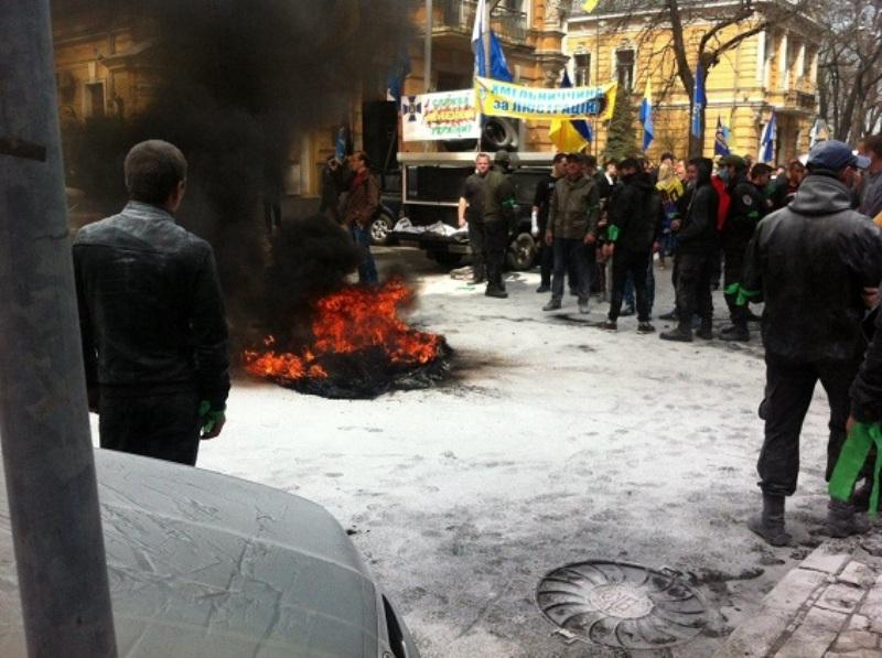 Полиция проверит факт поджога шин на Банковой