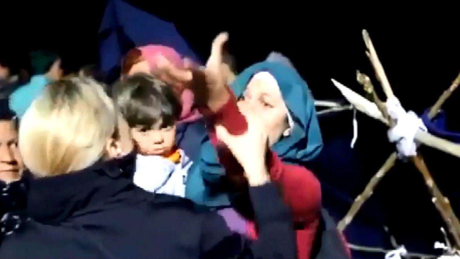 Побег нескольких сотен мигрантов привел к массовым беспорядкам в Греции Побег нескольких сотен мигрантов привел к массовым беспорядкам в Греции