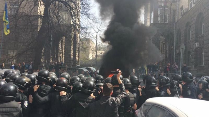 Беспорядки на Банковой стали кровавыми: журналисту разбили голову Беспорядки на Банковой стали кровавыми: журналисту разбили голову