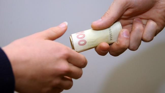 Військова прокуратура впіймала на хабарі полковника Нацгвардії Військова прокуратура впіймала на хабарі полковника Нацгвардії