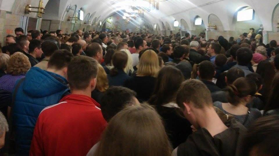 Колапс у київському метро: закрито 4 станції Колапс у київському метро: закрито 4 станції