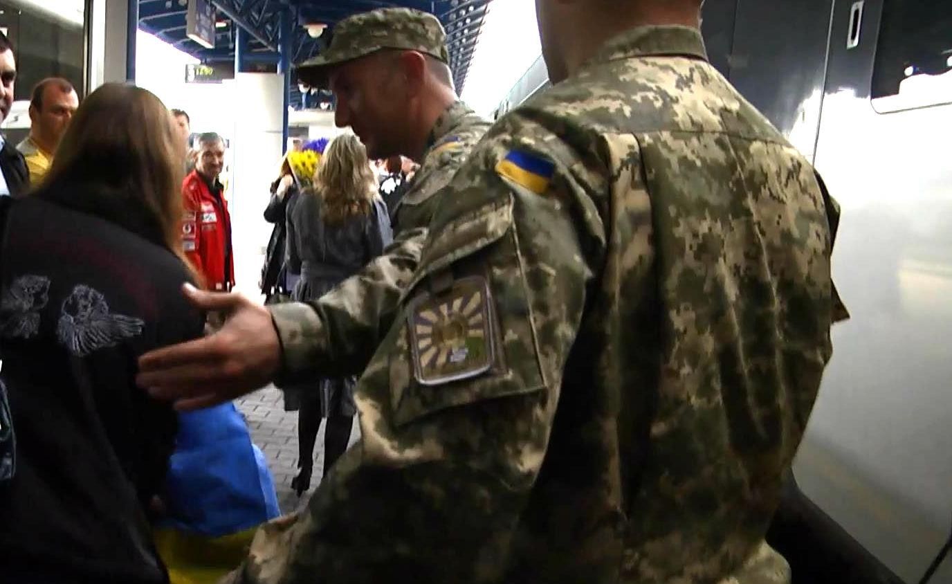 Хто зустріне героїв: українці стали байдужими до вояків