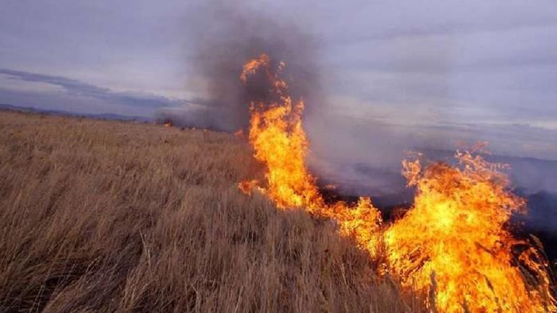 Авдіївка горить після обстрілу запалювальними мінами