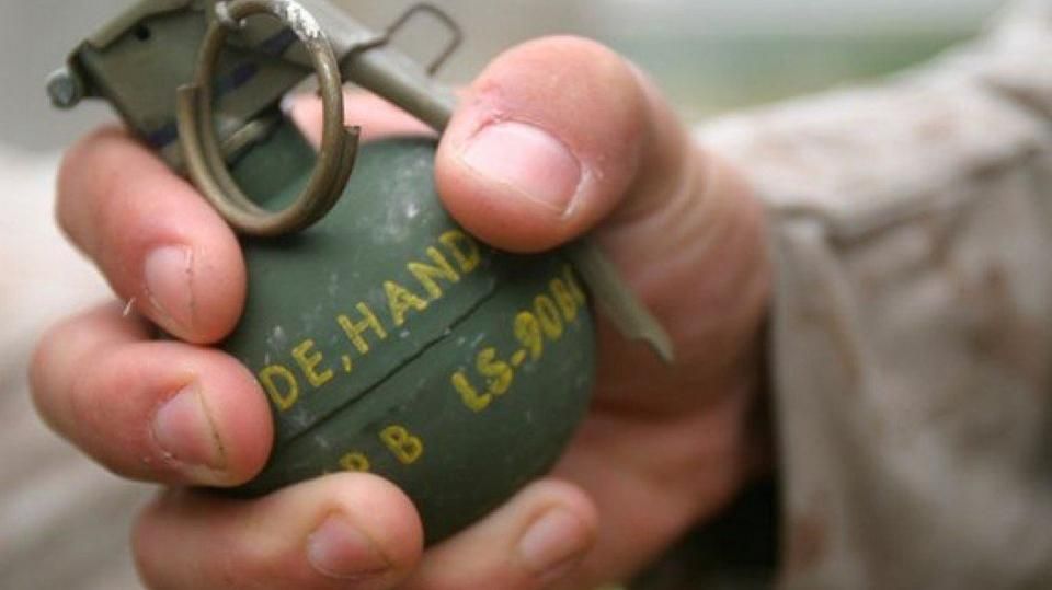 В Луцке на военном аэродроме задержали мужчину с гранатой В Луцке на военном аэродроме задержали мужчину с гранатой