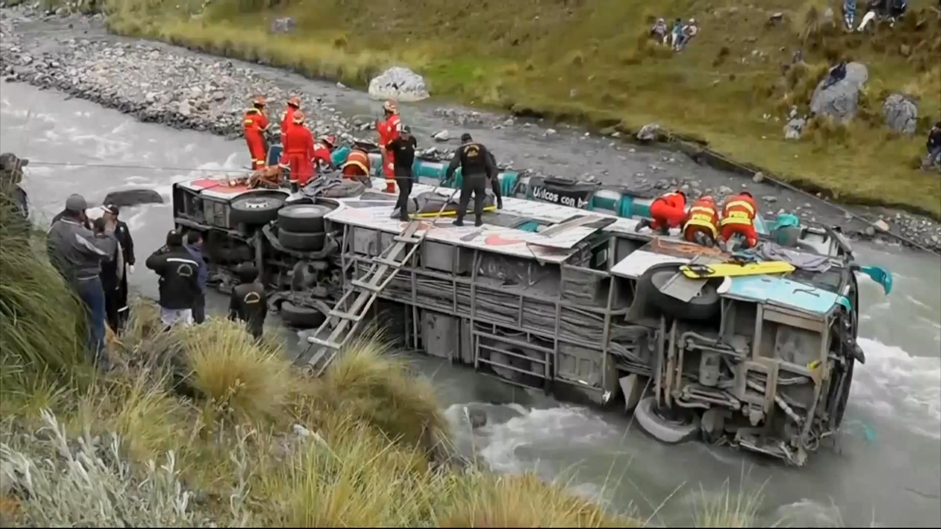 Страшна аварія у Перу забрала життя 23 людей
