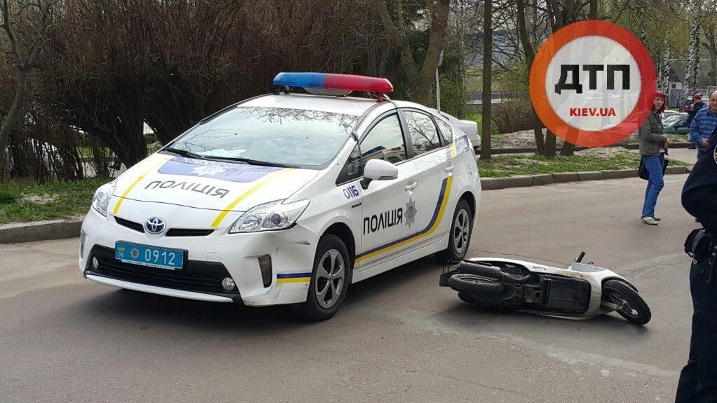 П’яний хлопець на скутері влетів у поліцейське авто: з’явилося фото 