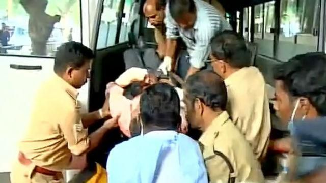 Страшна трагедія в Індії. Під час ритуалу у храмі загинуло понад сто людей Страшна трагедія в Індії. Під час ритуалу у храмі загинуло понад сто людей