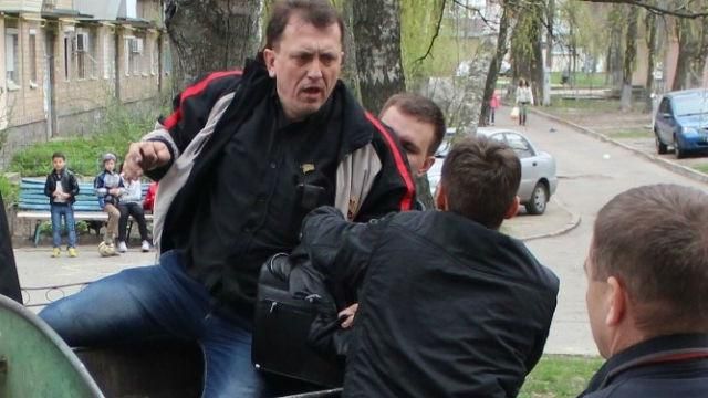 Драка, кровь и мусорный бак – под Киевом люстрировали  экс-свободовца