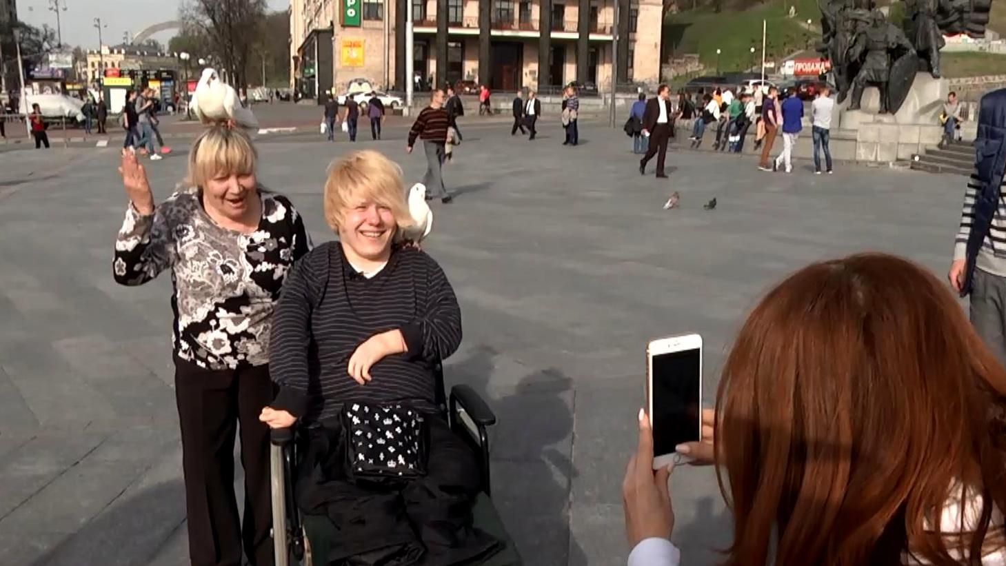 Как украинка без рук рисует удивительные картины Как украинка без рук рисует удивительные картины