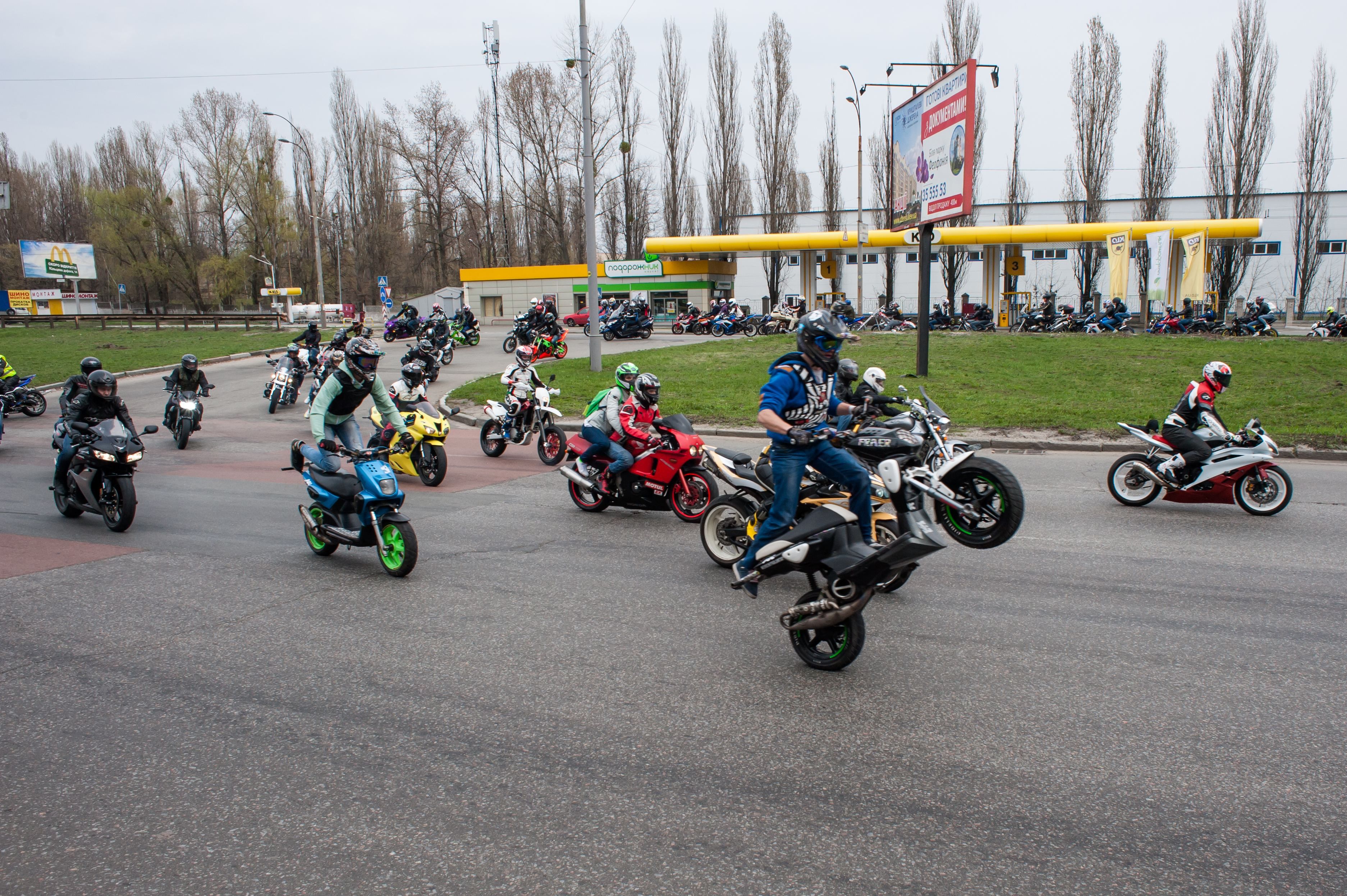 Ревом моторов и сожженными шинами байкеры открыли сезон в Киеве