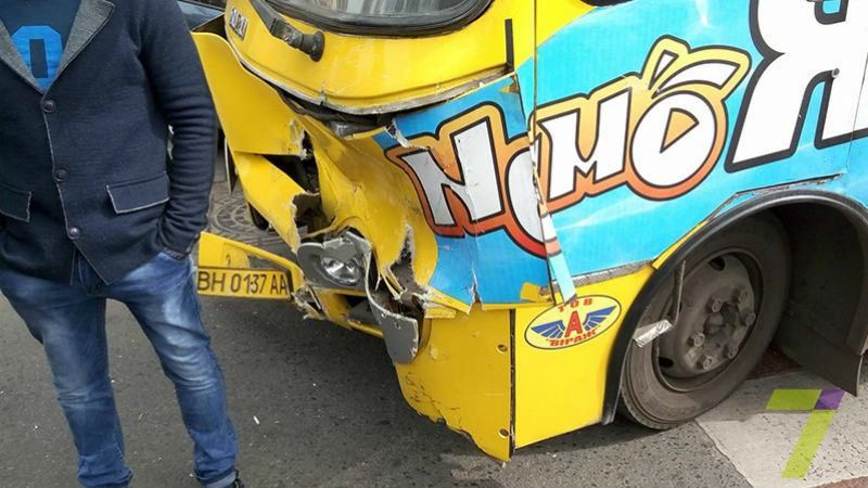 BMW на шаленій швидкості протаранив маршрутку: є постраждалі BMW на шаленій швидкості протаранив маршрутку: є постраждалі