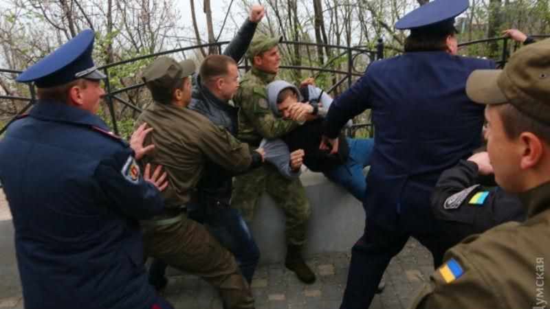 Люди з георгіївськими стрічками пройшлись по Одесі: не обійшлось без сутичок