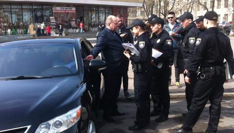 Фотофакт: Поліція у Житомирі штрафує голову СБУ області